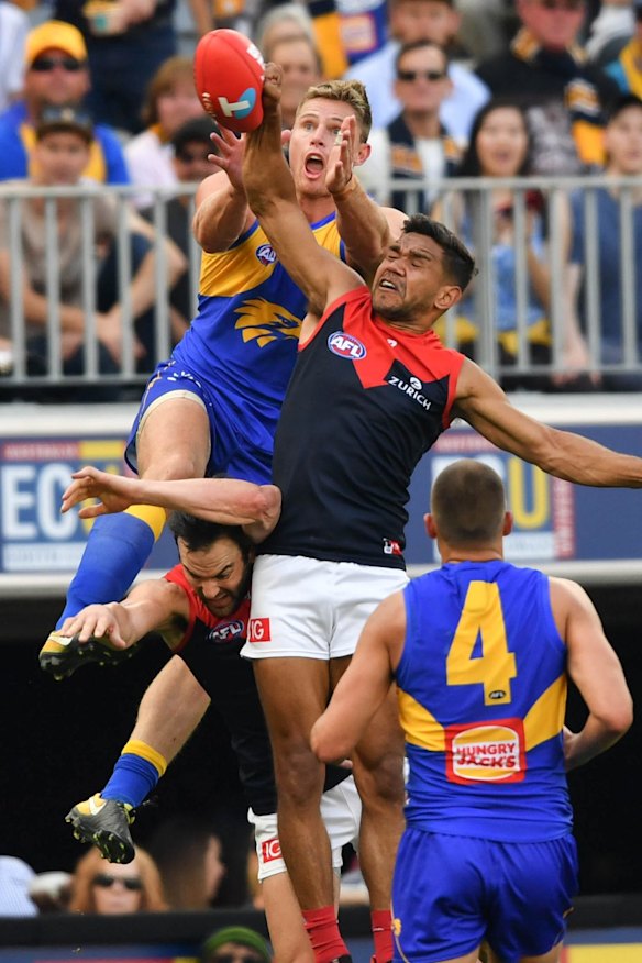 Nathan Vardy flies for the Eagles.