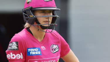 Ellyse Perry has been re-signed by the Sydney Sixers.