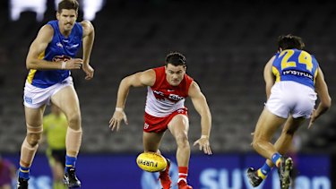 Tom Papley chases the ball.