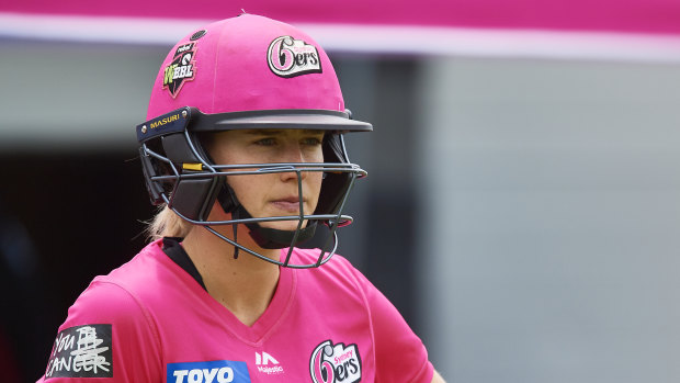 Ellyse Perry suffered a shoulder injury during the Sixers' loss to the Renegades on Sunday.