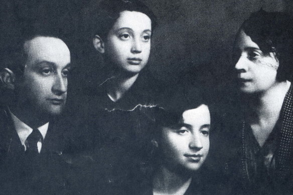 The Bergner family in 1929: Father Melech Ravitch, mother Fania, brother Yosl and Ruth.