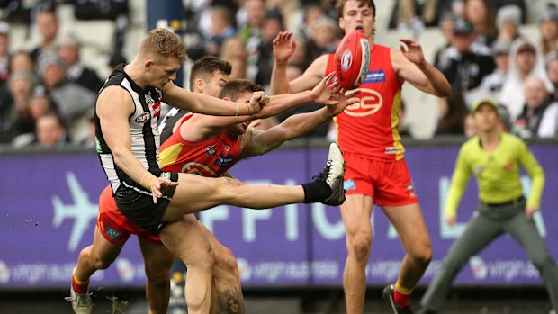 Star Collingwood midfielder Adam Treloar snaps for goal.