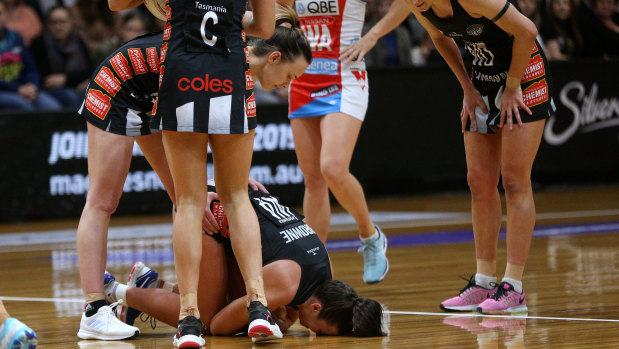Kelsey Browne of the Magpies suffers a knee injury.