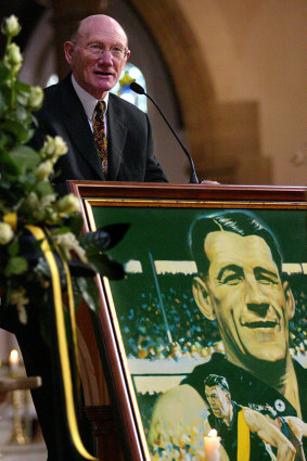 Kevin Bartlett delivers a eulogy at the funeral of Jack Dyer
