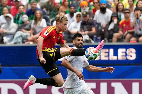 Kevin De Bruyne tries to control the ball past Hossein Kanani.