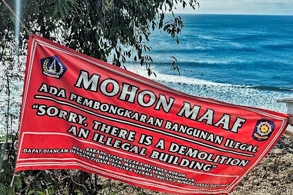 Um sinal cumprimentando os visitantes da praia. 