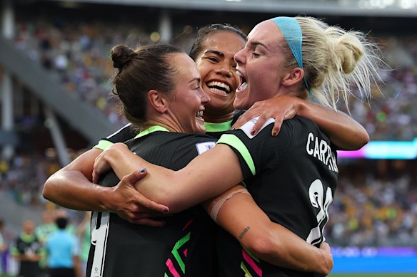 Caitlin Foord celebra un gol con Mary Fowler y Ellie Carpenter.
