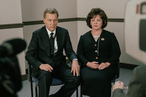 Clive Owen as John Bennett Ramsey and Melissa McCarthy as Patsy Ramsey in The Murder of JonBenet Ramsey.