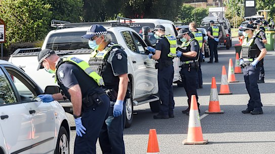 Police are running a checkpoint at the NSW Victorian border in Wodonga for people travelling between from NSW. People travelling from the covid red zone in Sydney.