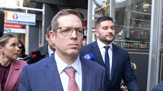 Polis memurları James Fitzgerald (ortada) ve Alexander Papanastassis geçen Eylül ayında mahkemenin önünde.