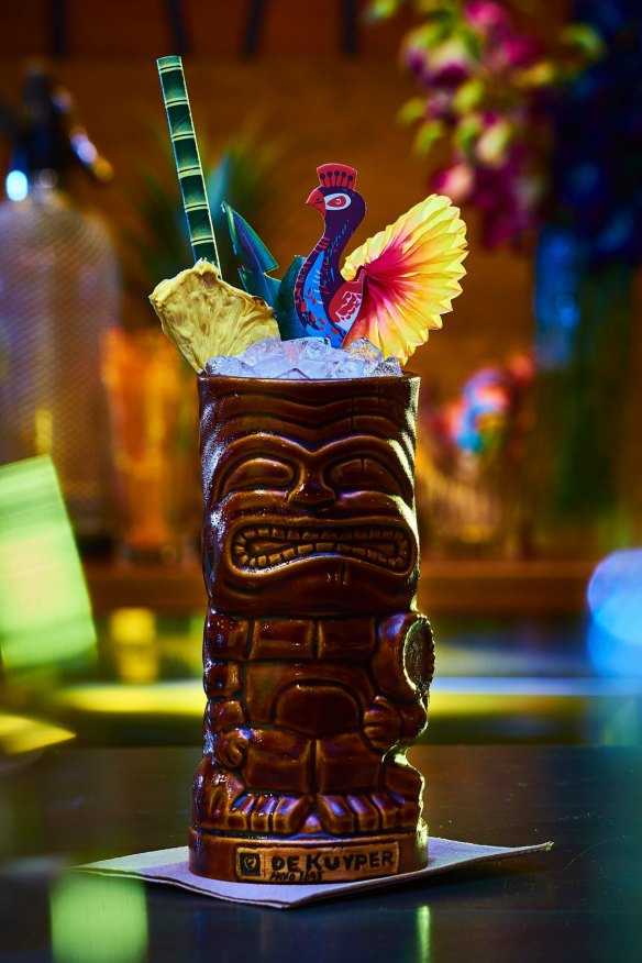 Los cócteles del Jacoby's Tiki Bar son una fantasía tiki OTT.