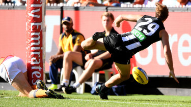 Collingwood S Broomhead Breaks Leg After Kicking Goal Post
