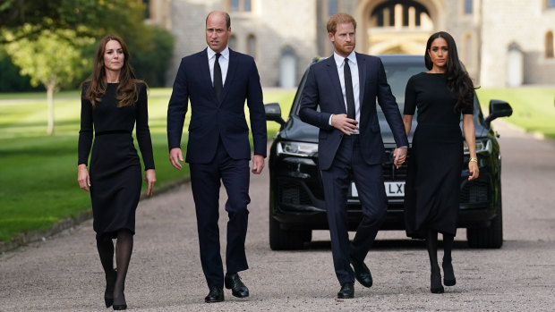 Galler Prensesi Catherine, Galler Prensi Prens William, Sussex Dükü Prens Harry ve Sussex Düşesi Meghan, Windsor Kalesi'ndeki kalabalığa doğru yürüyor.