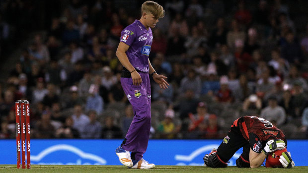 Sam Harper of Melbourne Renegades holds his head after the collision.