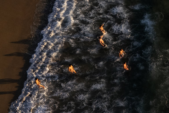 Swimmers at Sydney beaches such as Cronulla may not be able to find out if the water is safe for swimming because of a row over who pays to test water quality.