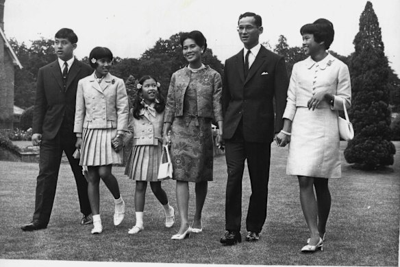 A família real tailandesa em 1966 na Inglaterra, a partir da esquerda: Príncipe Vajiralongkorn, Princesa Sirindhorn, 11, Princesa Chulabhorn, 9, Rainha Sirikit, Rei Bhumibol e Princesa Ubolratana.