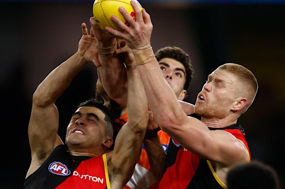 Peter Wright of the Bombers marks the ball over Joe Fonti of the Giants and Isaac Kako of the Bombers.