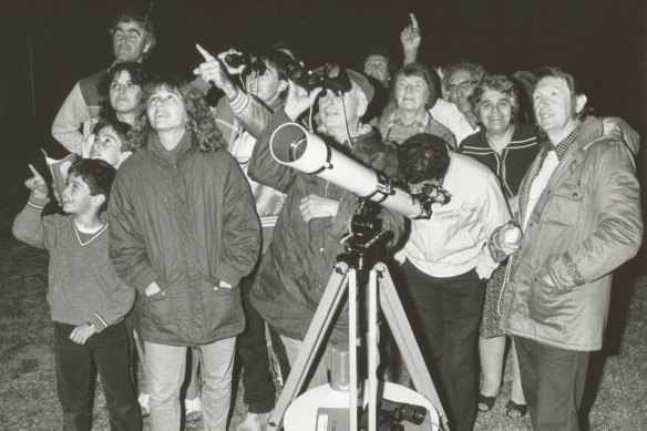 Thousands of Australians across the country turned out to watch Halley’s Comet as it sped by Earth.