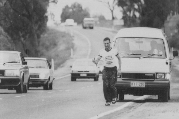 Cliff Young running from Sydney to Melbourne in 1983