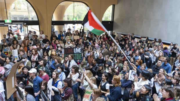 Melbourne uni students given warnings over pro-Palestine protests