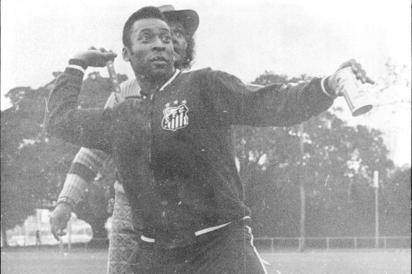 Pele being taught how to use a boomerang in Sydney, in 1972.