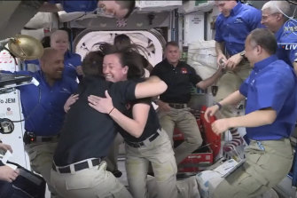 En esta imagen proporcionada por la NASA, los astronautas de SpaceX son recibidos por astronautas en la Estación Espacial Internacional.