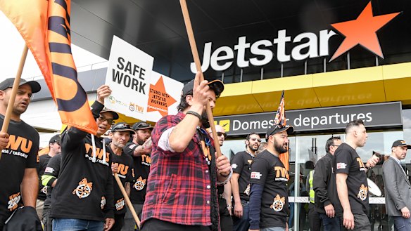 Jetstar workers say that won't strike over the peak Christmas and New Year travel period. 