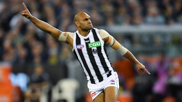 Travis Varcoe kicks an early goal for the Pies.