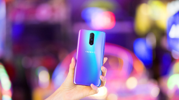 Oppo's R17 Pro borrows a lot of tricks from the flagships of Huawei, Samsung and Apple, but sells for considerably less.
