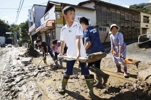 People start cleaning up in Marumori, Miyagi Prefecture on Sunday.