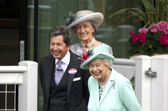 Queen Elizabeth with racing manager John Warren