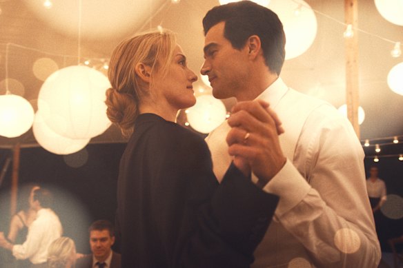 Paul Kelly as John F. Kennedy Jr. and Sarah Pidgeon as Carolyn Bessette in FX series Love Story.