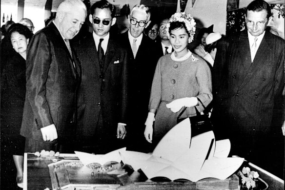 O rei Bhumibol e a rainha Sirikit encontram-se com o então ministro das finanças australiano, Harold Holt, na Feira Nacional de Lausanne em 1960, onde uma maquete da Ópera de Sydney está em exibição.