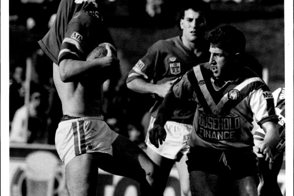 Jonathan Davies playing for the Bulldogs against Illawarra.