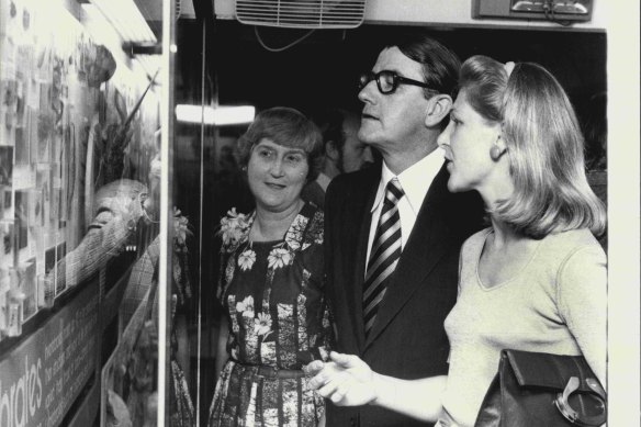 In 1978, then NSW premier Neville  Wran launched the Australian Museum exhibition train which would tour country NSW. Pictured inspecting the train are (l to r) Pat McDonald, Mr Wran and Liza Juska, also of the Australian Museum. 