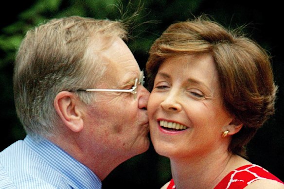 Jeffery Archer (L) greeting his wife Mary after being released from prison in 2003. 