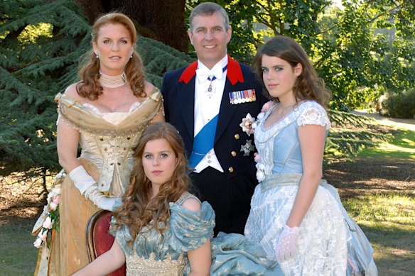 Andrew e Fergie com suas filhas Beatrice (frente) e Eugenie – ambas estabeleceram suas próprias carreiras – em 2006.