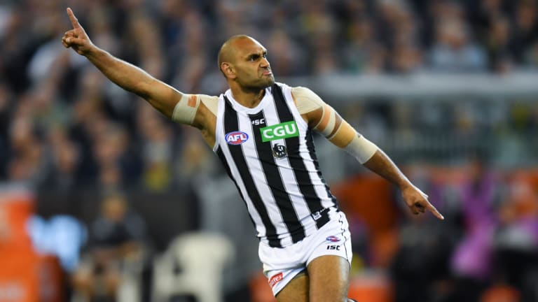 Travis Varcoe kicks an early goal for the Pies.
