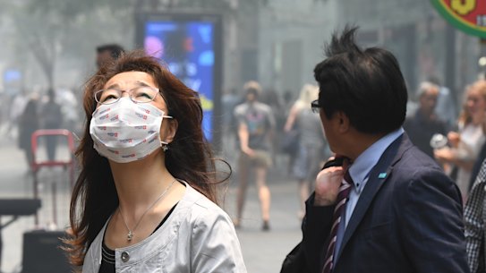 Many Sydneysiders have been donning face masks to protect themselves from bushfire smoke pollution.