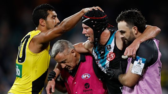 Richmond's Marlion Pickett acknowledges Port's Brad Ebert as the Power veteran leaves the field with concussion in the 2020 preliminary final, his last game before retiring. 