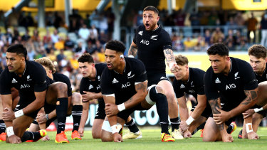 TJ Perenara prowadzi haka All Blacks. 