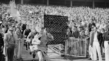 Melbourne in 1959: Crowds watch Essendon v Melbourne in the VFL grand final at the MCG.