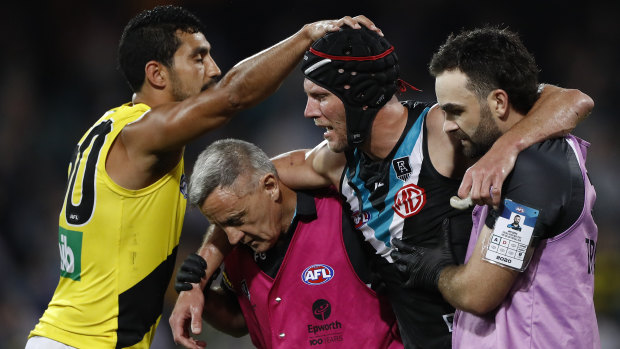 Richmond's Marlion Pickett acknowledges Port's Brad Ebert as the Power veteran leaves the field with concussion in the 2020 preliminary final, his last game before retiring. 
