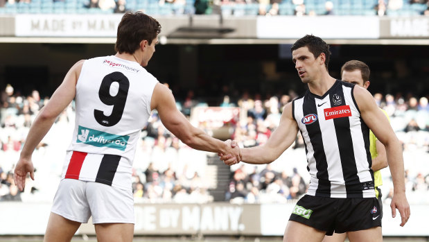 Scott Pendlebury of the Magpies and Jack Steele of the Saints shake hands.