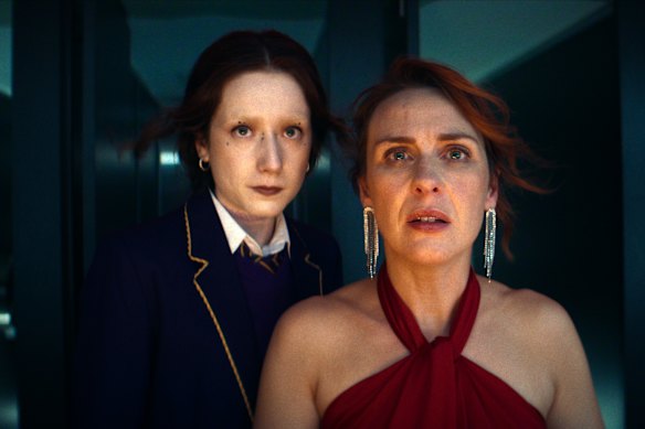 벨파스트에서 천국에 가는 방법의 엠마 캐닝(왼쪽)과 로이신 갤러거.