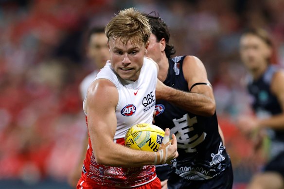 Braeden Campbell of the Swans breaks a tackle.