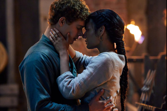 Josha Stradowski and Madeleine Madden in 2021’a The Dark Along the Ways epsiode. 