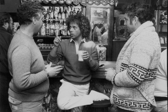 Richard Simmons speaks with guests at the Wooloomooloo Bay Hotel during a 1982 trip to Australia.