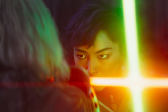 Natasha Liu Bordizzo como a guerreira Mandaloriana Sabine Wren em Star Wars: Ahsoka.