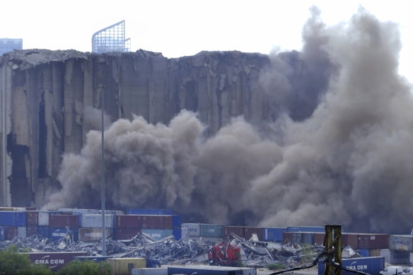 Lübnan'ın Beyrut limanında, patlamada parçalanan devasa tahıl silolarının bir bölümü çöktükten sonra toz yükseliyor.